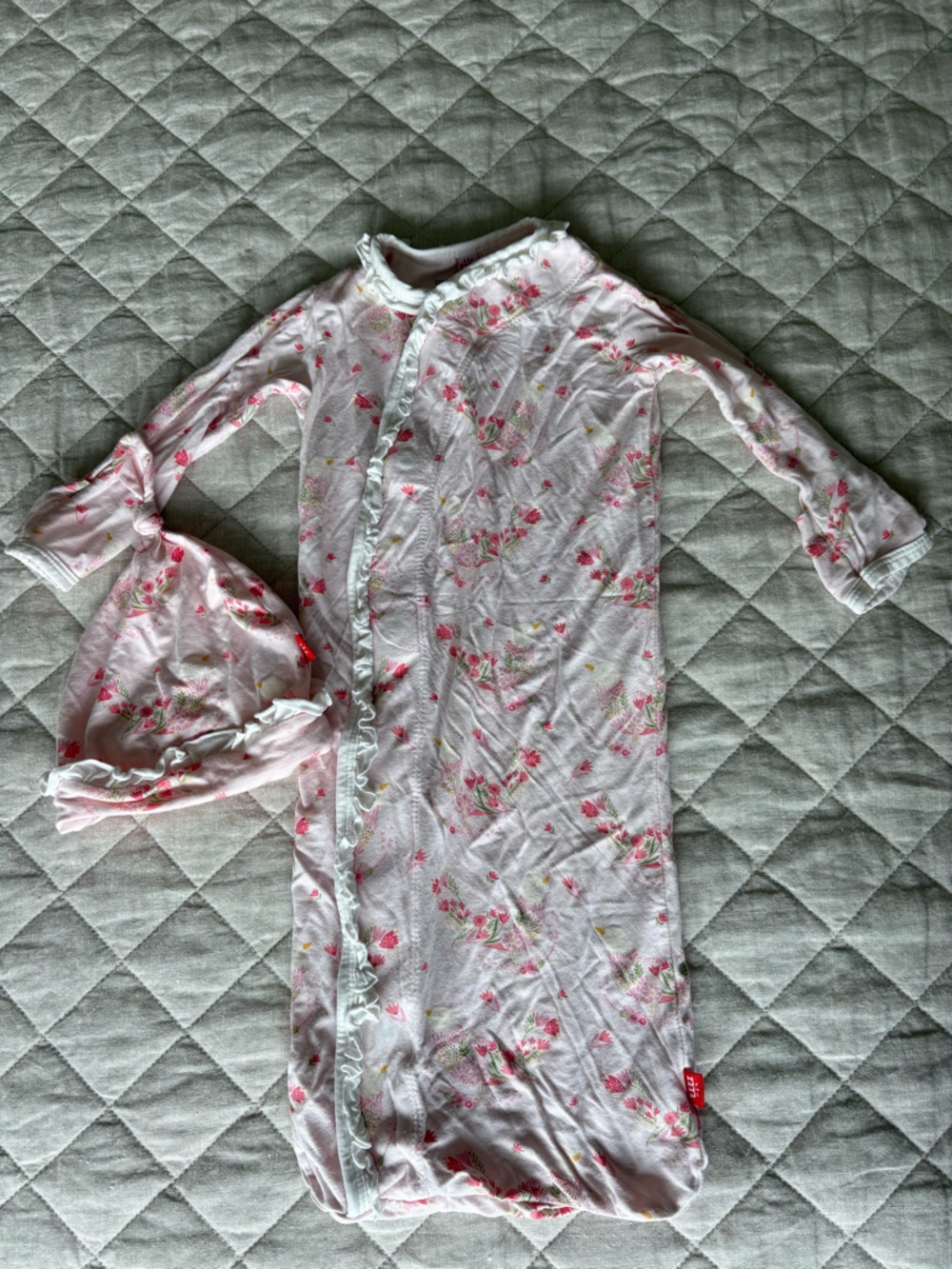 Magnetic me gown and hat set